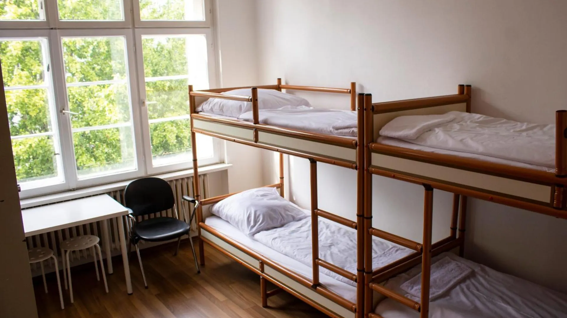 Metropol Hostel Berlín 0*,